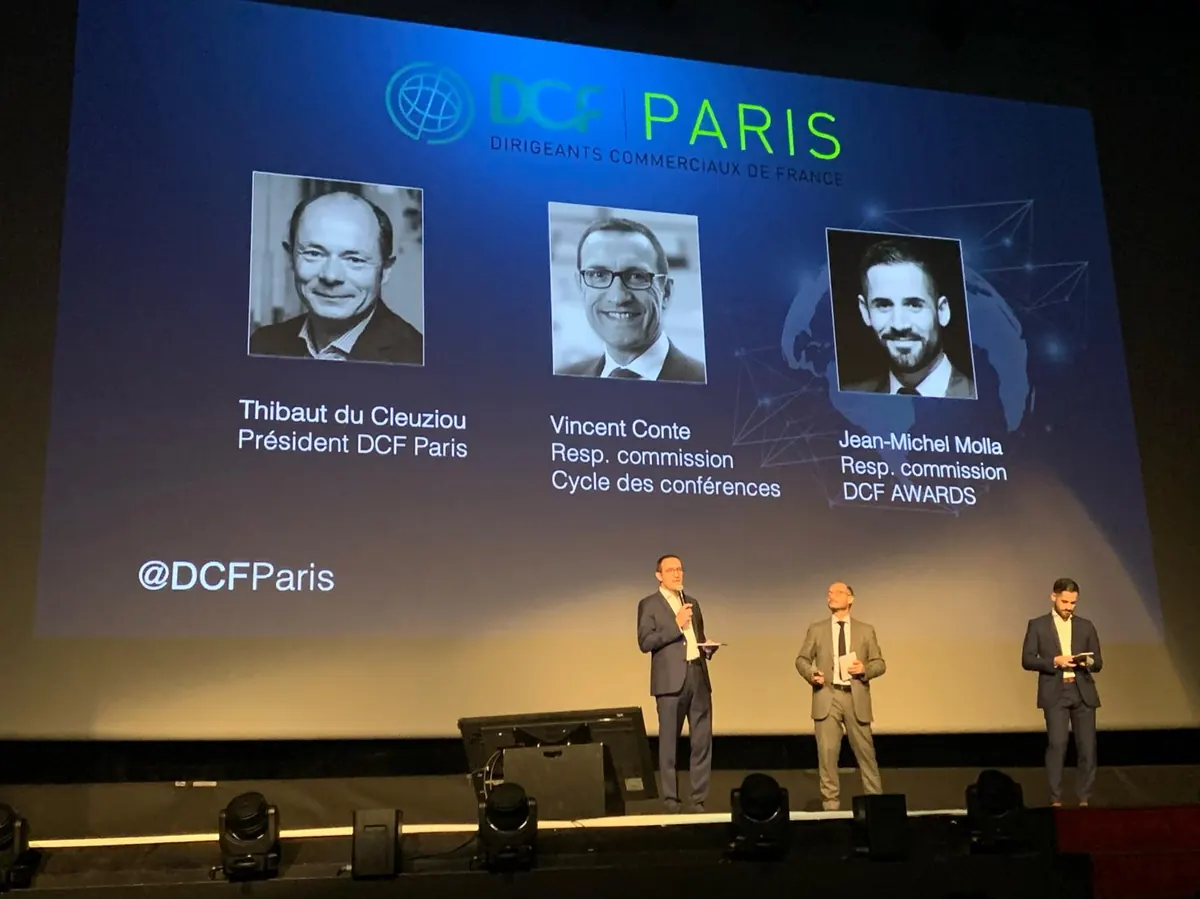 Thibaut du Cleuziou, organisateur et maître de cérémonie d'une conférence sur la vente au Grand Rex devant 1 200 participants
