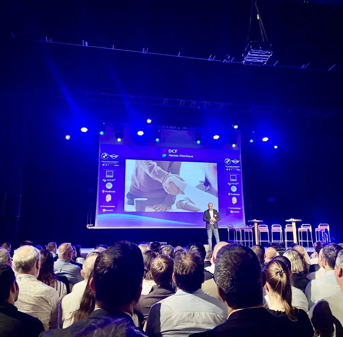 Ouverture d'une conférence payante sur la vente à Nantes devant plus de 500 participants